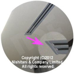 空調の吹き出し口に貼られたNSTユニ結露被害防止テープ (ユニ結露被害防止テープ)